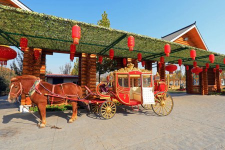 Téléchargez les photos : District de Fengrun, province du Hebei, Chine - 4 novembre 2020 : L'entraîneur joliment décoré se trouve dans une zone touristique - en image libre de droit