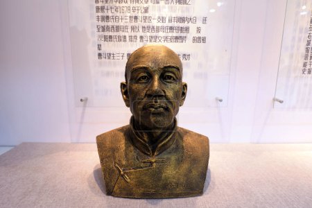 Téléchargez les photos : District de Fengrun, province du Hebei, Chine - 4 novembre 2020 : Sculpture du grand-père de Cao Xueqin. Cao Xueqin est un écrivain célèbre. Son travail un rêve de Red Mansions est très populaire. - en image libre de droit