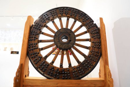 Foto de Las ruedas de madera están en la sala de exposiciones - Imagen libre de derechos