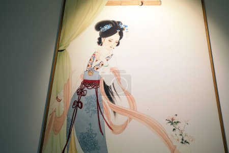 Téléchargez les photos : District de Fengrun, province du Hebei, Chine - 4 novembre 2020 : Peintures classiques chinoises de dames dans une salle d'exposition - en image libre de droit