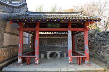 Téléchargez les photos : Comté de Qianxi, province du Hebei, Chine - 4 novembre 2020 : Ancien paysage architectural de temple, Chine du Nord - en image libre de droit