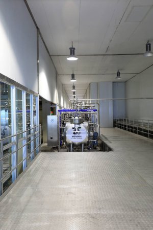 Téléchargez les photos : District de Fengrun, province du Hebei, Chine - 4 novembre 2020 : Ligne de production laitière Mengniu machines et équipement - en image libre de droit