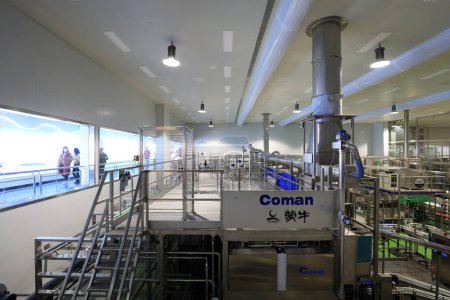 Foto de Distrito Fengrun, provincia de Hebei, China - 4 de noviembre de 2020: Línea de producción de maquinaria y equipos lácteos Mengniu - Imagen libre de derechos