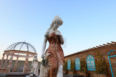 Foto de Tangshan City, provincia de Hebei, China - 4 de noviembre de 2020: Escultura femenina sexy europea a la par - Imagen libre de derechos