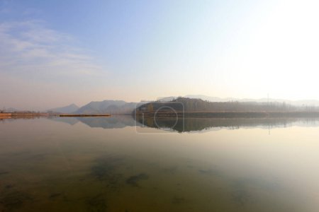 Téléchargez les photos : Paysage naturel du réservoir en Chine du Nord - en image libre de droit