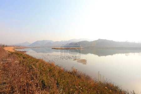 Téléchargez les photos : Paysage naturel du réservoir en Chine du Nord - en image libre de droit
