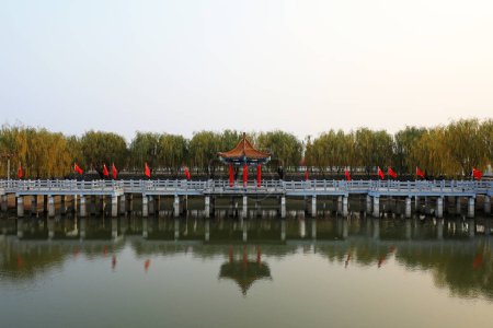 Téléchargez les photos : Paysage artificiel de l'architecture des lacs dans le parc, Chine du Nord - en image libre de droit