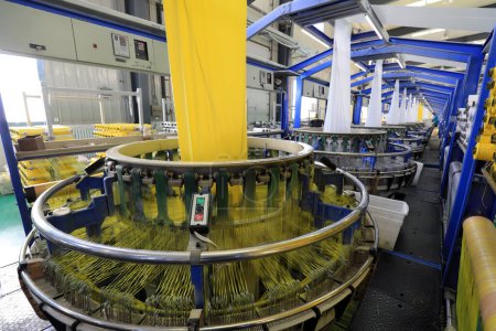 Foto de Equipo mecánico en una línea de procesamiento de productos de embalaje, norte de China - Imagen libre de derechos
