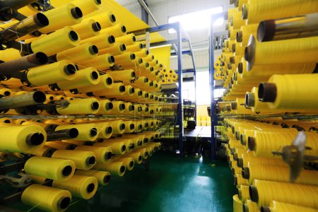 Foto de Bobina en la línea de procesamiento de productos de embalaje en una fábrica, norte de China - Imagen libre de derechos