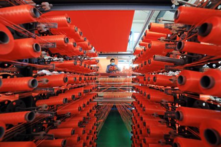 Foto de LUANNAN COUNTY, China - 8 de diciembre de 2020: los trabajadores están ocupados en una línea de productos de embalaje en una fábrica, LUANNAN COUNTY, Hebei Province, China - Imagen libre de derechos