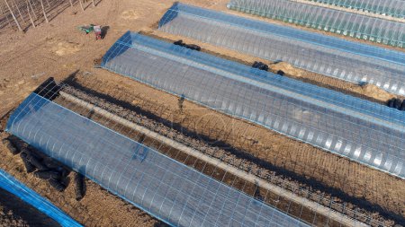 Foto de Los agricultores están construyendo invernaderos, tomando fotos aéreas - Imagen libre de derechos