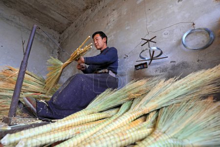 Téléchargez les photos : COMTÉ DE LUANNAN, Chine - 11 décembre 2020 : les travailleurs fabriquent de gros balais dans un atelier, COMTÉ DE LUANNAN, province du Hebei, Chine - en image libre de droit