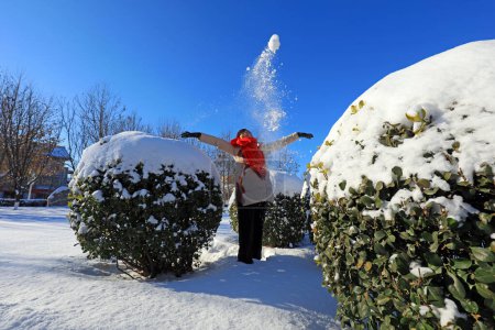 Foto de LUANNAN COUNTY, China - 13 de diciembre de 2020: una mujer juega en la nieve en un parque, LUANNAN COUNTY, Hebei Province, China - Imagen libre de derechos
