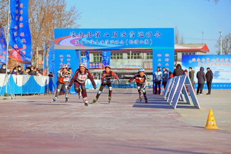 Téléchargez les photos : COMTÉ DE LUANNAN, Chine - 16 décembre 2018 : site de course à la poulie des jeux de glace et de neige, COMTÉ DE LUANNAN, province du Hebei, Chine - en image libre de droit