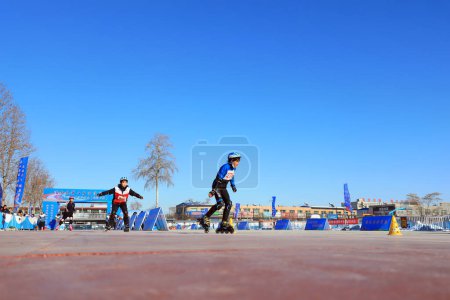 Téléchargez les photos : COMTÉ DE LUANNAN, Chine - 16 décembre 2018 : site de course à la poulie des jeux de glace et de neige, COMTÉ DE LUANNAN, province du Hebei, Chine - en image libre de droit