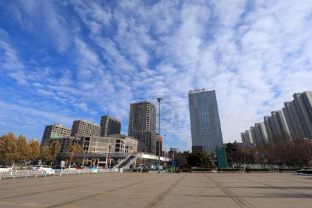Téléchargez les photos : Tangshan, Chine - 17 décembre 2020 : Paysage architectural de Wanda Plaza à Tangshan, ville de Tangshan, province du Hebei, Chine - en image libre de droit