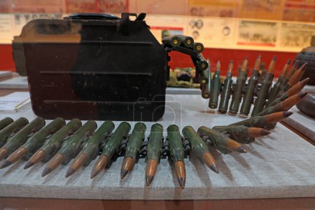 Foto de Armas y equipos usados en guerras en el siglo pasado están en una sala conmemorativa de guerra en el norte de China - Imagen libre de derechos