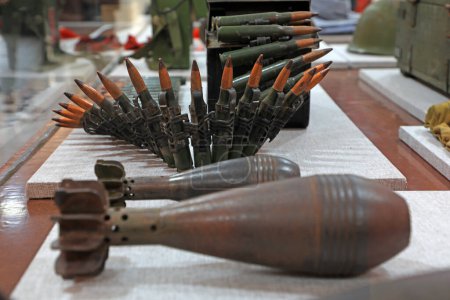 Téléchargez les photos : Les armes et le matériel utilisés dans les guerres du siècle dernier se trouvent dans une salle commémorative de guerre en Chine du Nord - en image libre de droit