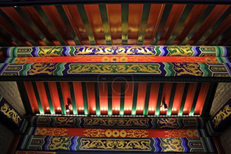 Téléchargez les photos : Toit peint traditionnel chinois, Chine du Nord - en image libre de droit