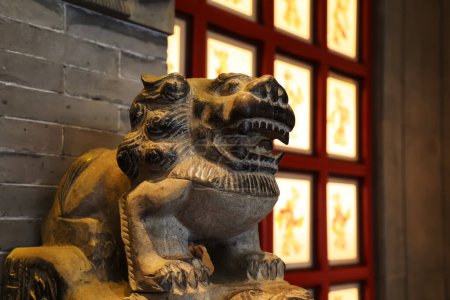 Téléchargez les photos : District de Fengrun, Chine - 22 décembre 2020 : Les sculptures traditionnelles chinoises en pierre sont dans un parc, province du Hebei, Chine - en image libre de droit