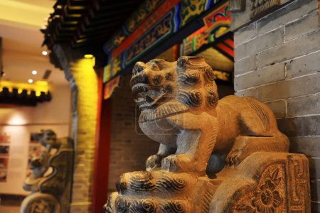 Téléchargez les photos : District de Fengrun, Chine - 22 décembre 2020 : Les sculptures traditionnelles chinoises en pierre sont dans un parc, province du Hebei, Chine - en image libre de droit