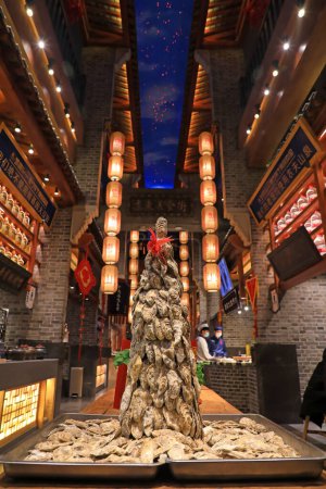 Téléchargez les photos : District de Fengrun, Chine - 22 décembre 2020 : Rue alimentaire traditionnelle chinoise dans une zone touristique, province du Hebei, Chine - en image libre de droit