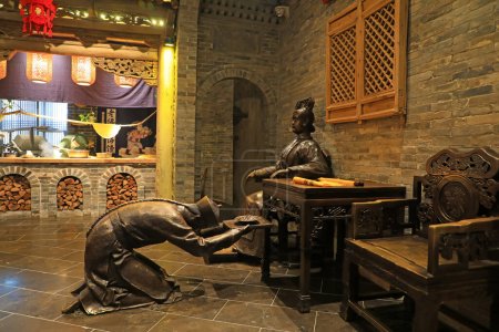 Téléchargez les photos : Tangshan City, Chine - 22 décembre 2020 : La sculpture des eunuques fournit à l'impératrice douairière Cixi une nourriture délicieuse, ville de Tangshan, province du Hebei, Chine - en image libre de droit
