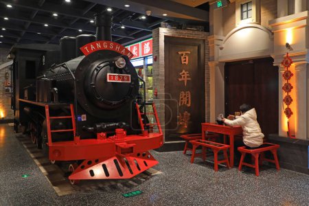 Téléchargez les photos : Tangshan City, Chine - 22 décembre 2020 : Le modèle de la tête de locomotive se trouve dans une salle d'exposition, ville de Tangshan, province du Hebei, Chine - en image libre de droit