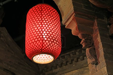Foto de Linternas rojas y tallados de ladrillo gris están en una sala de exposiciones - Imagen libre de derechos