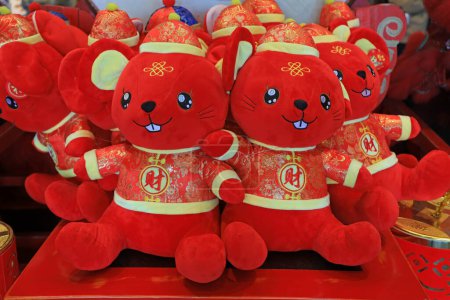 Téléchargez les photos : La mascotte de l'année chinoise du rat est dans un magasin en Chine du Nord - en image libre de droit