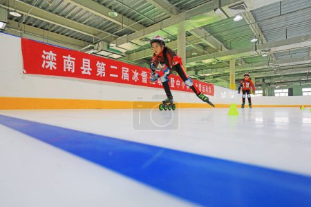 Téléchargez les photos : COMTÉ DE LUANNAN, Chine - 22 décembre 2020 : Compétition de patinage de vitesse des élèves du primaire dans les jeux de glace et de neige, COMTÉ DE LUANNAN, province du Hebei, Chine - en image libre de droit