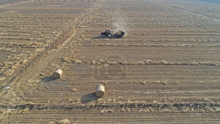 Téléchargez les photos : Les agriculteurs utilisent des machines agricoles pour comprimer la paille de riz et les empaqueter sur une ferme en Chine du Nord - en image libre de droit