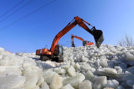 Téléchargez les photos : COMTÉ DE LUANNAN, Province du Hebei, Chine - 22 janvier 2021 : pelles sur glace dans une cave à glace - en image libre de droit