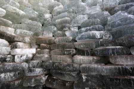 Foto de El hielo está apilado en una bodega de hielo, en el norte de China. - Imagen libre de derechos