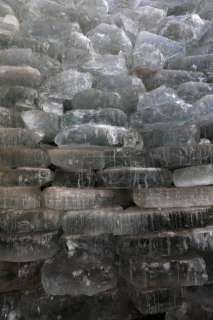 El hielo está apilado en una bodega de hielo, en el norte de China.