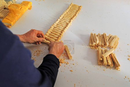 Téléchargez les photos : Transformation des ménages dans la production de bonbons croquants d'arachides alimentaires caractéristiques. - en image libre de droit