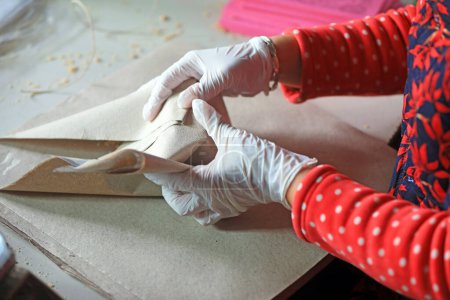 Foto de Los hogares de procesamiento están empacando caramelos crujientes de maní en un taller familiar. - Imagen libre de derechos