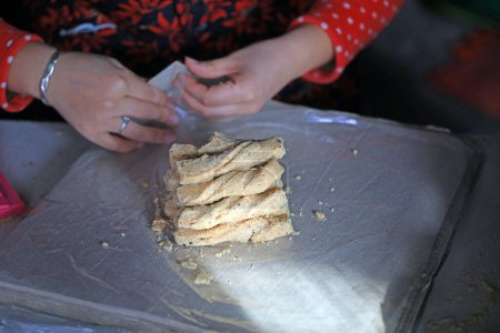 Processing households are packing peanut crunchy candy in a family workshop.