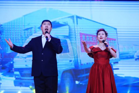 Foto de LUANNAN COUNTY, Provincia de Hebei, China - 28 de enero de 2021: las canciones se interpretan en el escenario para celebrar la llegada del Festival de Primavera de China. - Imagen libre de derechos
