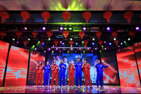 Téléchargez les photos : COMTÉ DE LUANNAN, province du Hebei, Chine - 28 janvier 2021 : des chansons sont interprétées sur scène pour célébrer l'arrivée de la fête du printemps chinois. - en image libre de droit