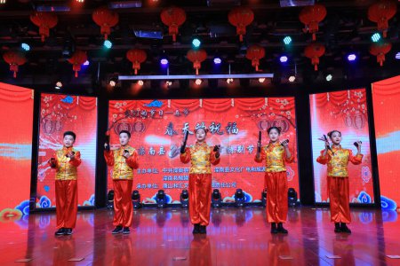 Téléchargez les photos : COMTÉ DE LUANNAN, Province du Hebei, Chine - janvier 28, 2021 : Performance de rap Allegro pour enfants sur scène. - en image libre de droit
