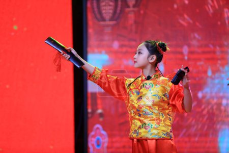 Foto de LUANNAN COUNTY, Hebei Province, China - 28 de enero de 2021: Allegro rap infantil en el escenario. - Imagen libre de derechos