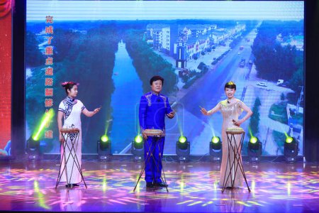 Foto de LUANNAN COUNTY, Hebei Province, China - 28 de enero de 2021: Gushu rap performance on the stage, traditional Chinese style art performance. - Imagen libre de derechos