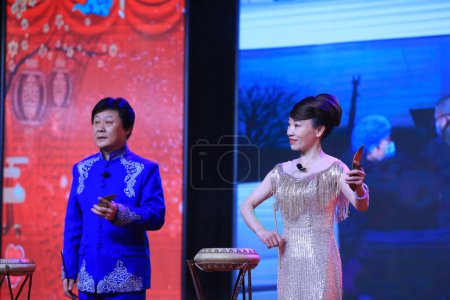 Téléchargez les photos : COMTÉ DE LUANNAN, Province du Hebei, Chine - janvier 28, 2021 : Gushu rap performance on the stage, traditional Chinese style art performance. - en image libre de droit