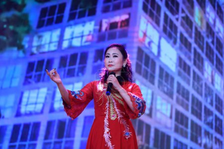 Foto de LUANNAN COUNTY, Provincia de Hebei, China - 28 de enero de 2021: las canciones se interpretan en el escenario para celebrar la llegada del Festival de Primavera de China. - Imagen libre de derechos