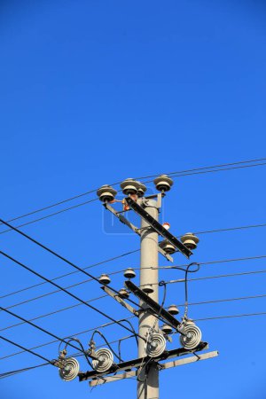Téléchargez les photos : Équipement de transmission de puissance en fond bleu ciel - en image libre de droit