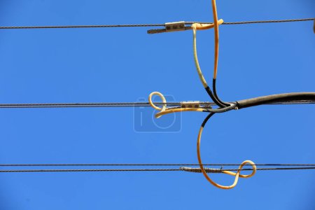 Foto de Equipo de transmisión de potencia en el fondo del cielo azul - Imagen libre de derechos