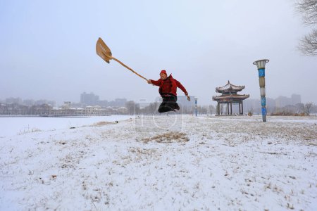 Foto de LUANNAN COUNTY - 2 de febrero de 2020: Un entusiasta de las artes marciales practica las artes marciales en la nieve, LUANNAN COUNTY, Hebei Province, China - Imagen libre de derechos