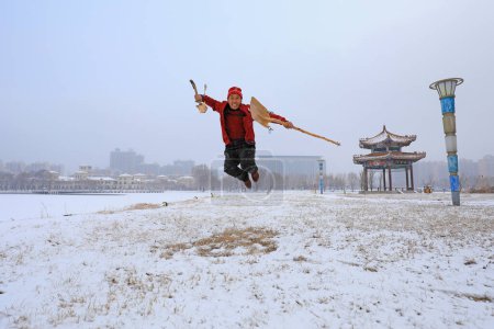 Téléchargez les photos : COMTÉ DE LUANNAN - 2 février 2020 : Un passionné d'arts martiaux pratique les arts martiaux dans la neige, COMTÉ DE LUANNAN, province du Hebei, Chine - en image libre de droit