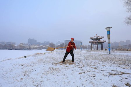 Foto de LUANNAN COUNTY - 2 de febrero de 2020: Un entusiasta de las artes marciales practica las artes marciales en la nieve, LUANNAN COUNTY, Hebei Province, China - Imagen libre de derechos